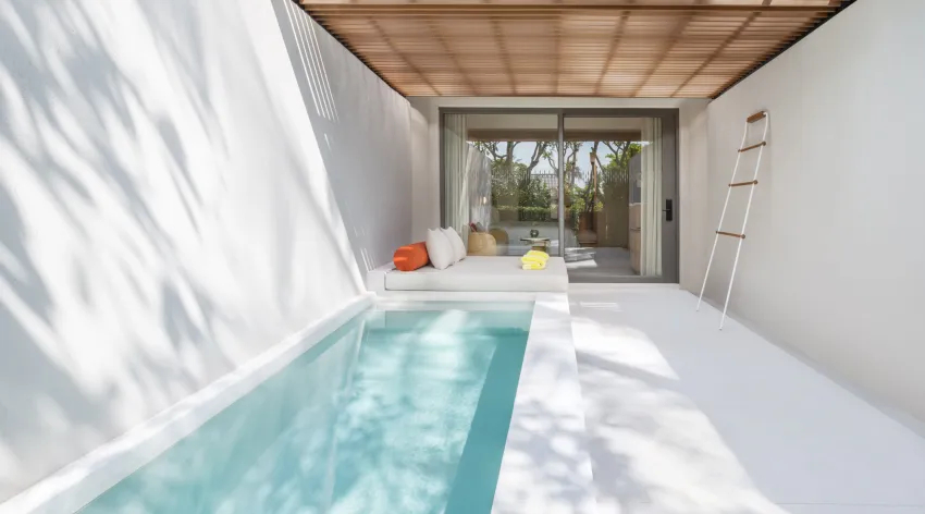 41037- pool suite pool.jpg